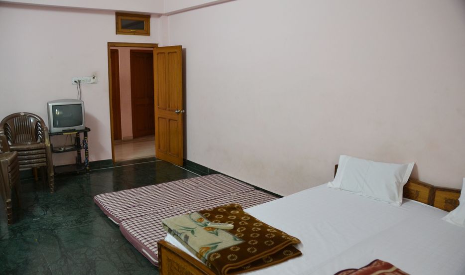Hotel Ratan Palace - Tap to explore photos