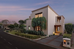 V are Family | Four Lake View, Tarudhan Valley, Neemrana