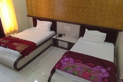 Milan Hotel and Restaurant ( 500 M from Reengus Railway Station ), Reengus