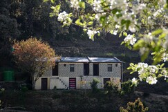Kaphal Kanarkha Homestay, Binsar
