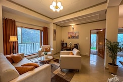 Cozy 2BHK with Private Theatre and Panoramic View, Shimla