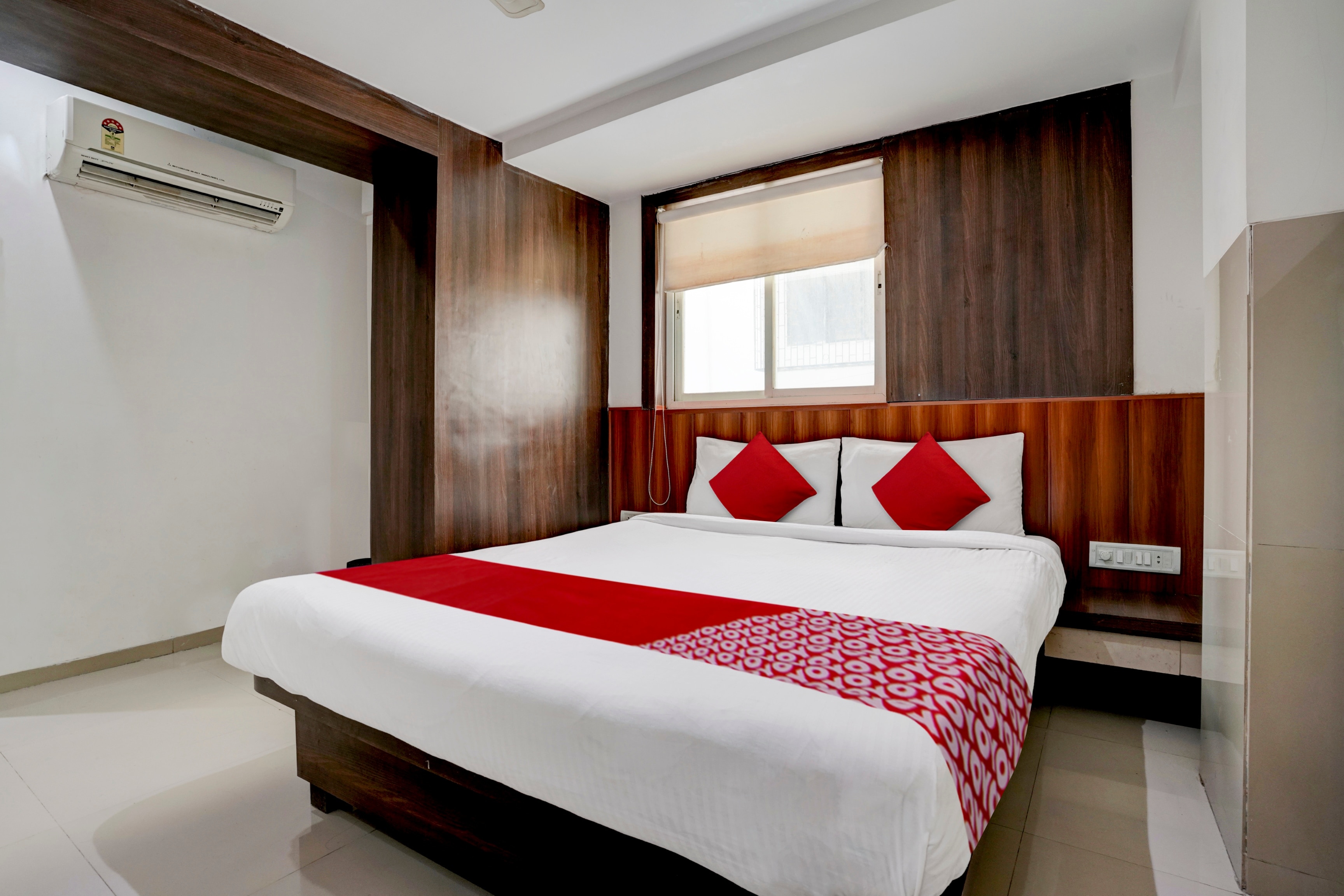 Hotel O Everest Lodging Vashi - Tap to explore photos