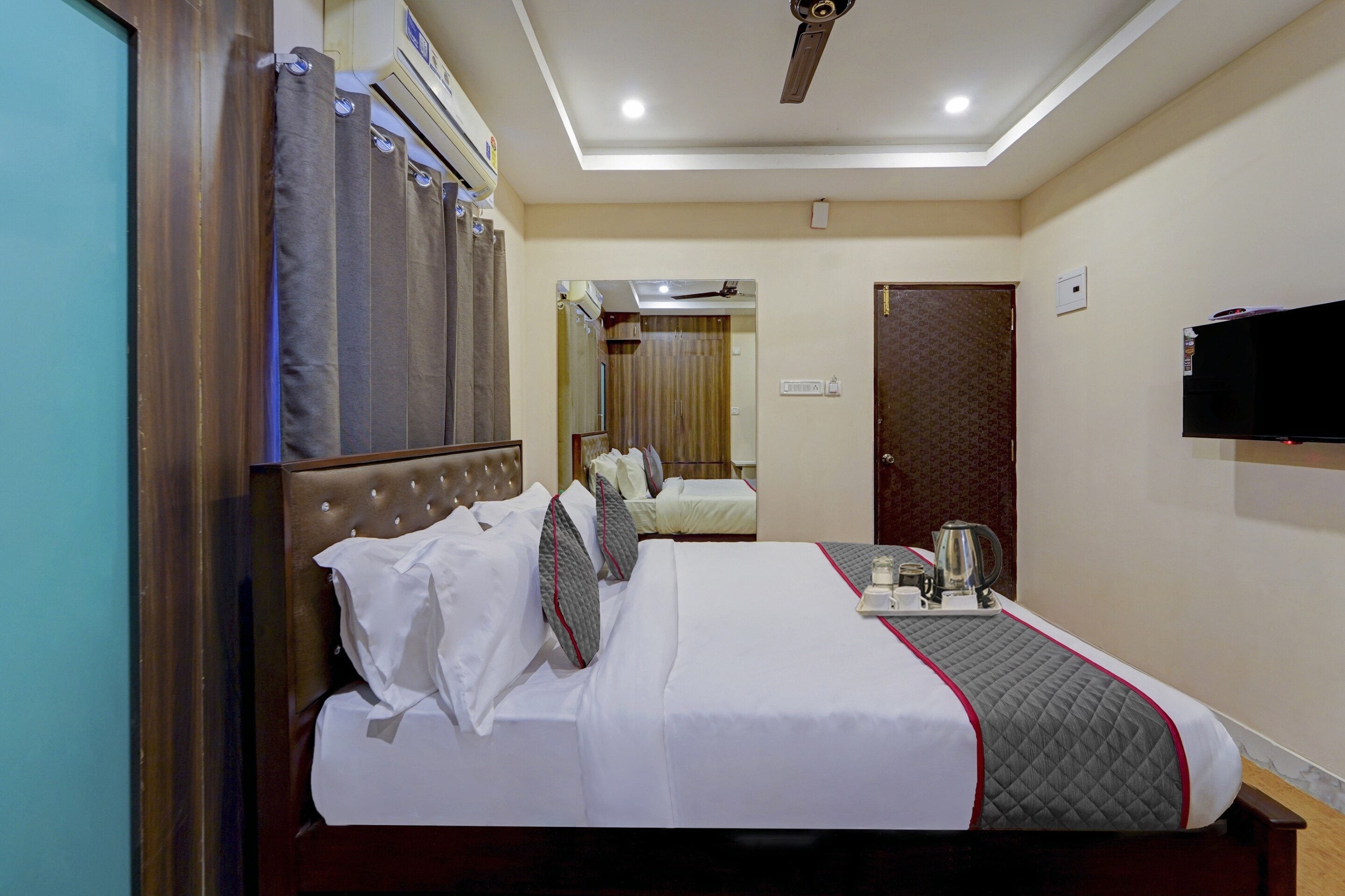 Townhouse G SILVER HOTELS NEAR US BIOMETRIC - Tap to explore photos