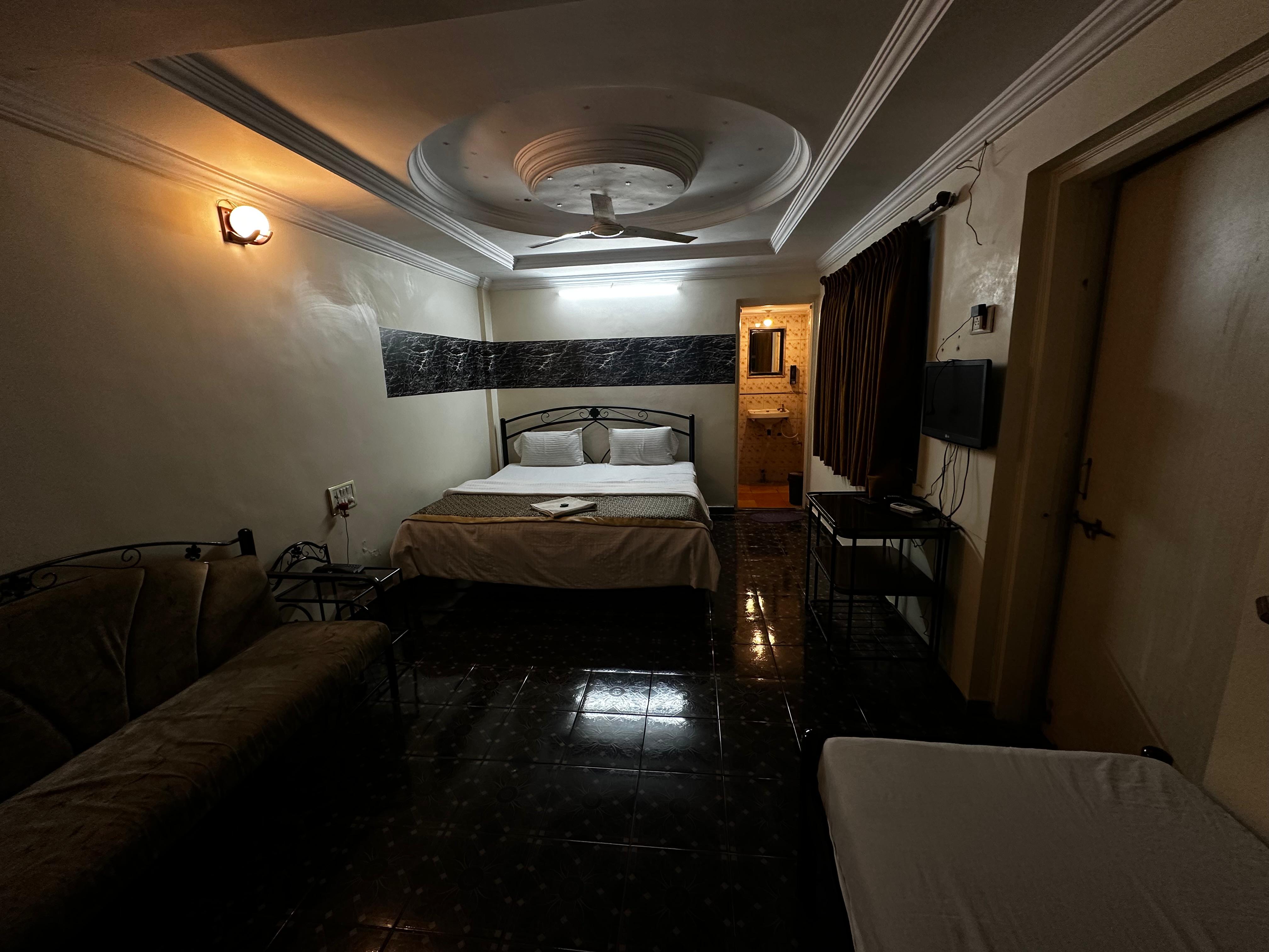 Hotel Sai's Village (101 meters from Saibaba Samadhi Temple) 4