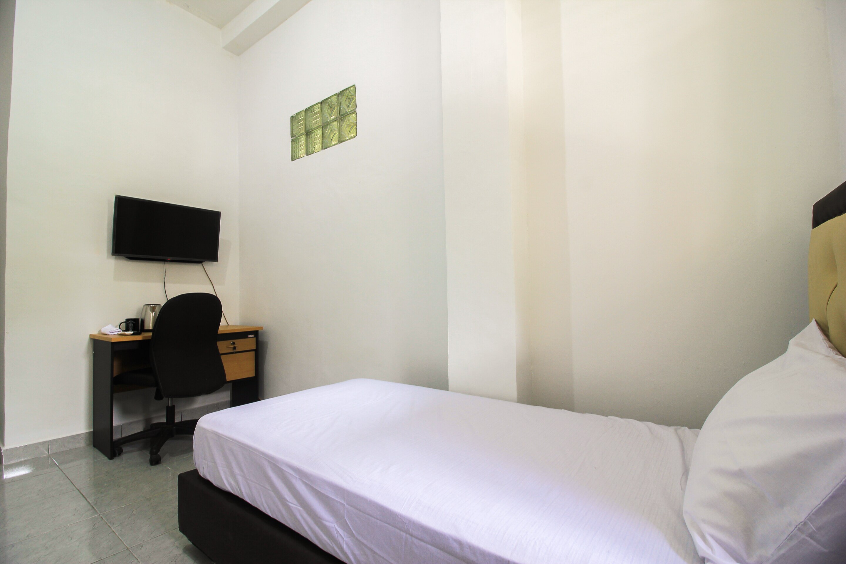 OYO Life 2553 Kost Daya - Tap to explore photos
