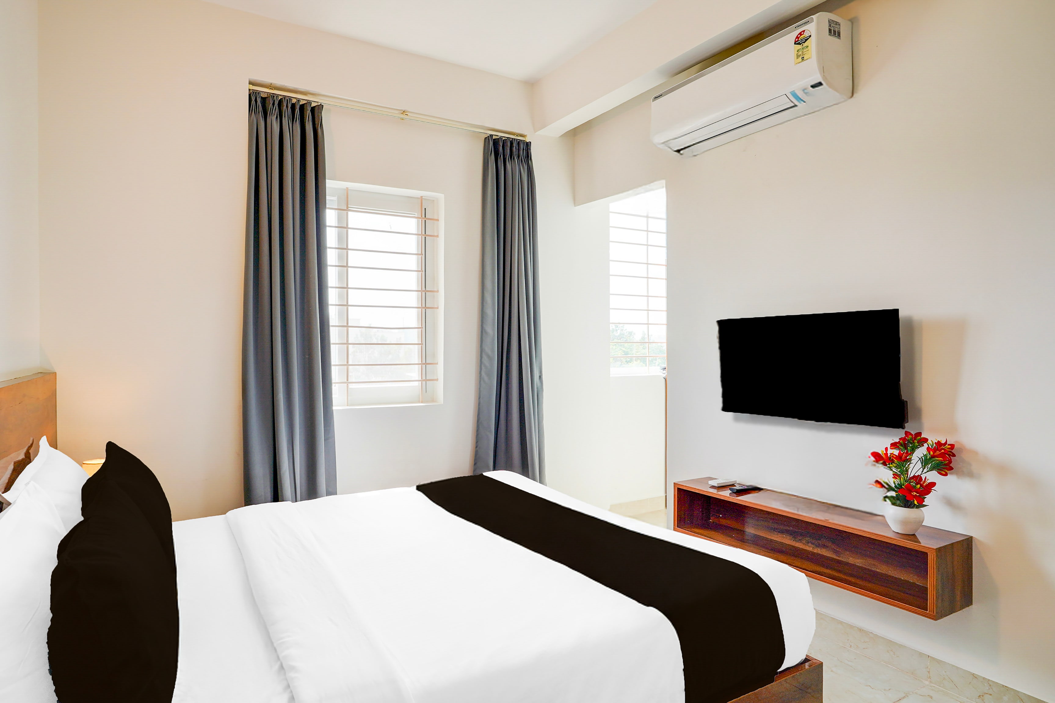 Super Townhouse Hebbal Dasarahalli Formerly Otium Suites - Tap to explore photos