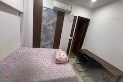 Females Only  clean   decent Room in a 3bhk flat, Delhi