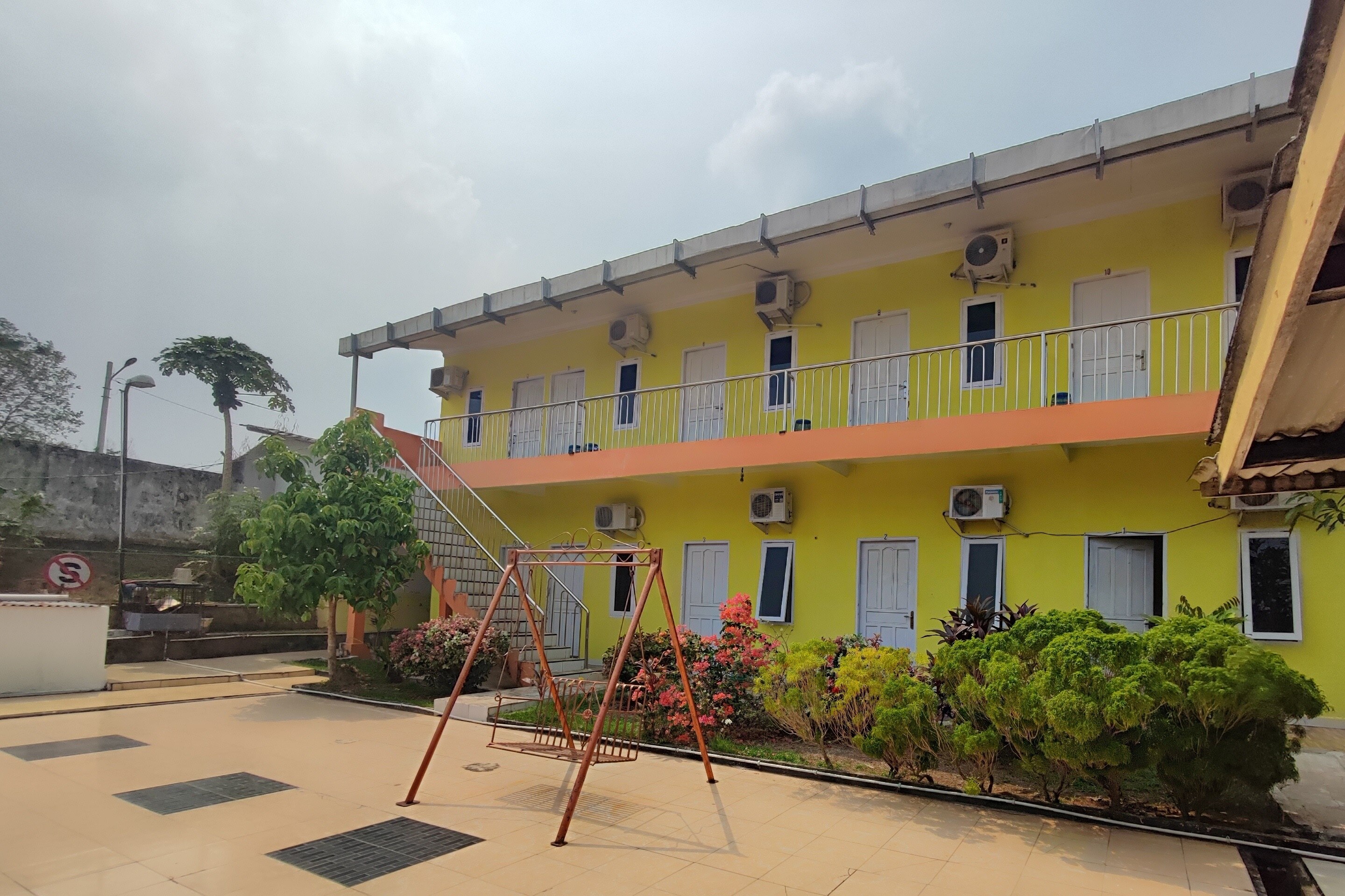 OYO 93252 Garuda Bandara Guesthouse - Tap to explore photos