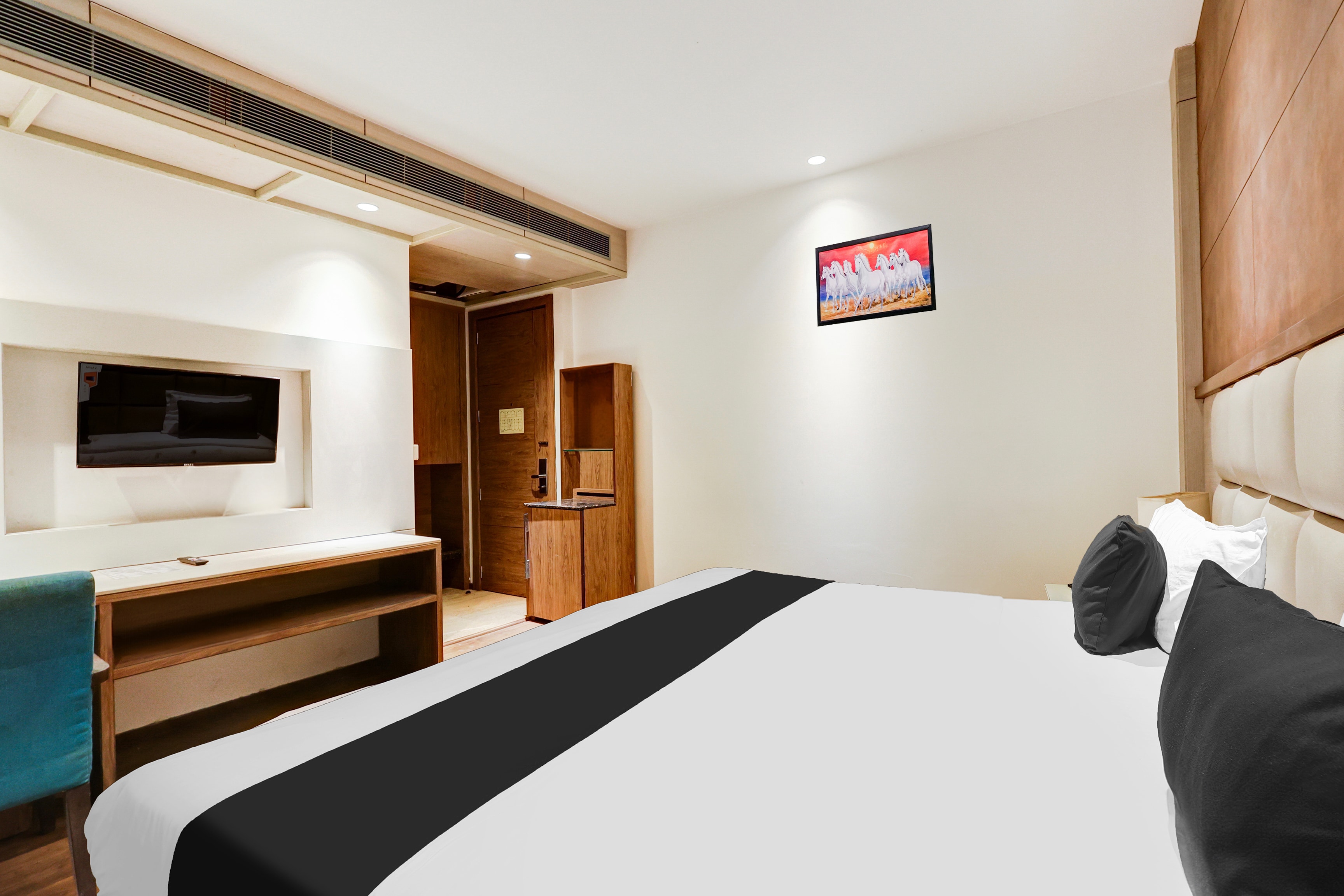 Townhouse Chhatarpur Near Metro Park - Tap to explore photos