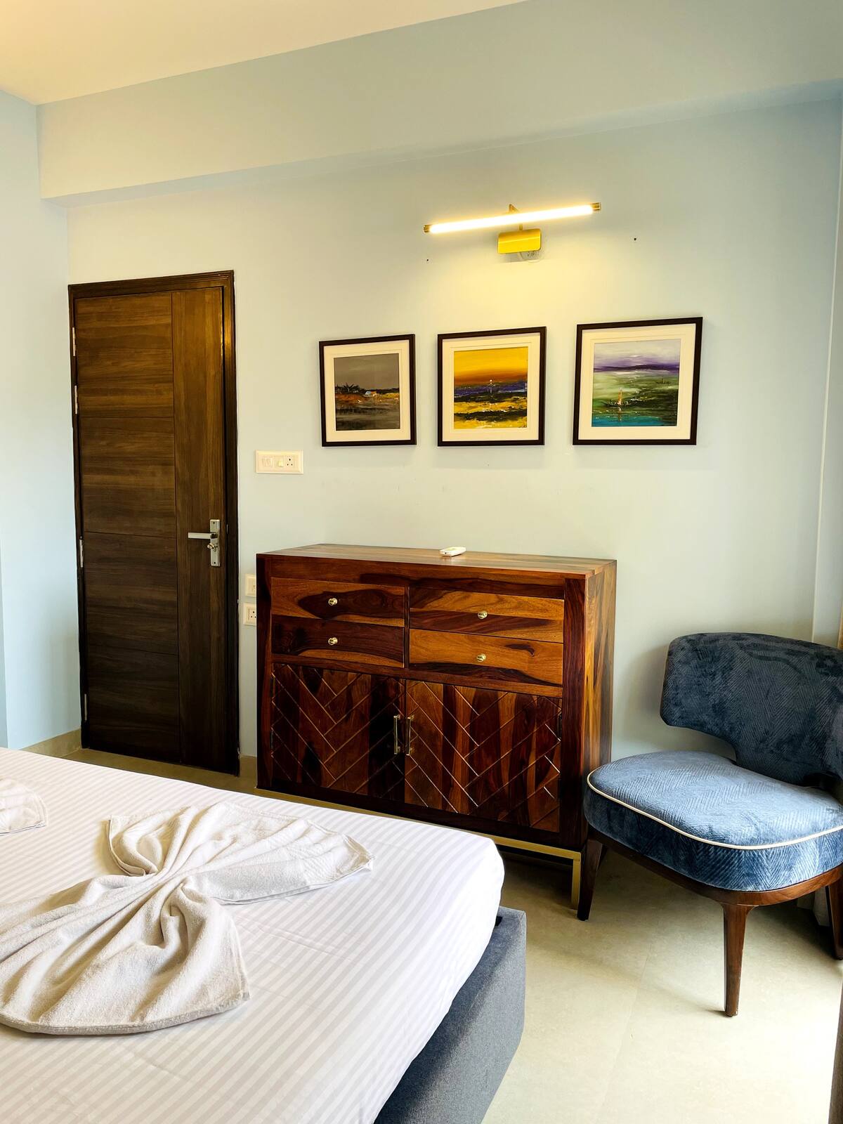 Serene by CasaFlip Luxury 2BHK in Candolim - Tap to explore photos