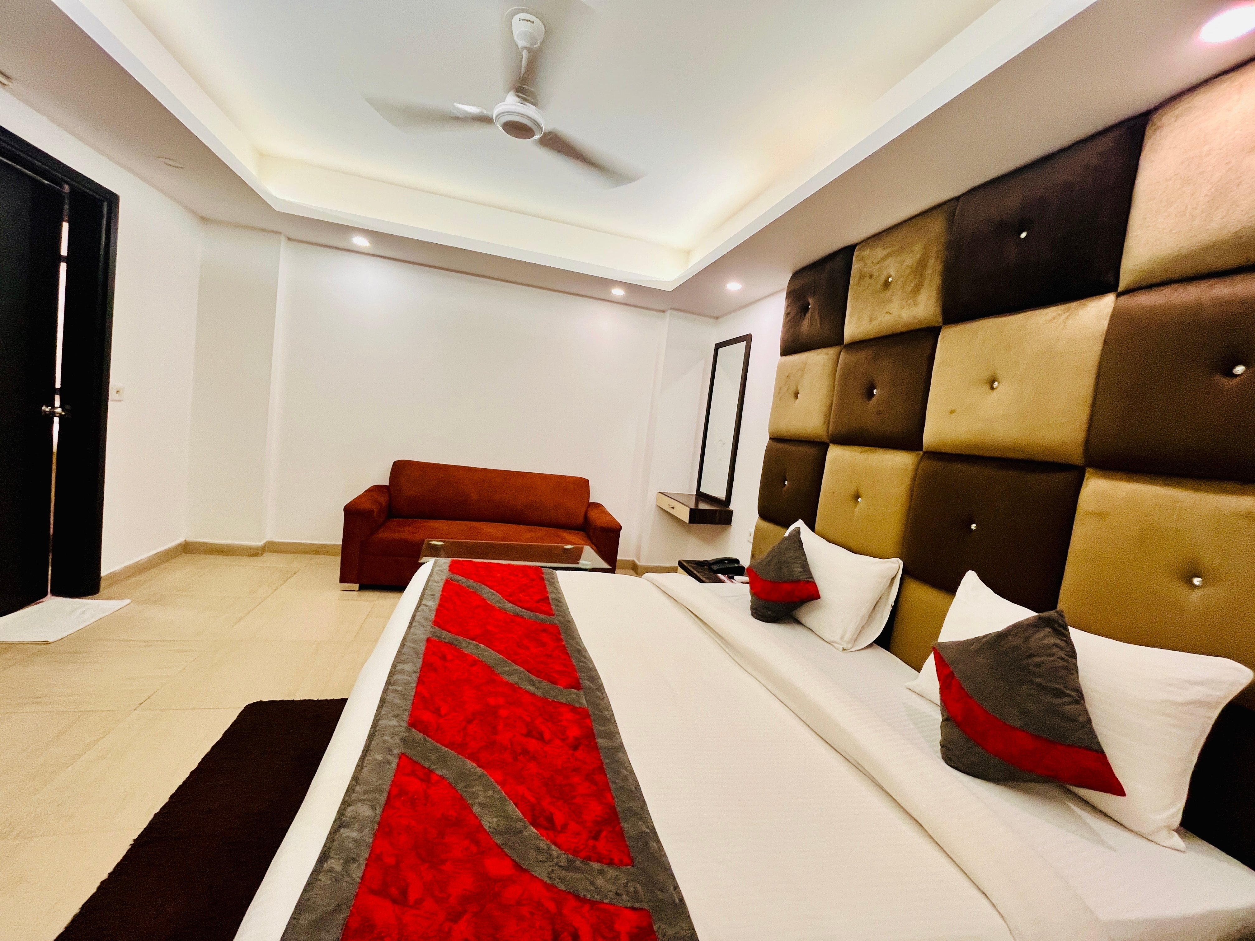Hotel The Gold Inn Karol Bagh Delhi - Tap to explore photos