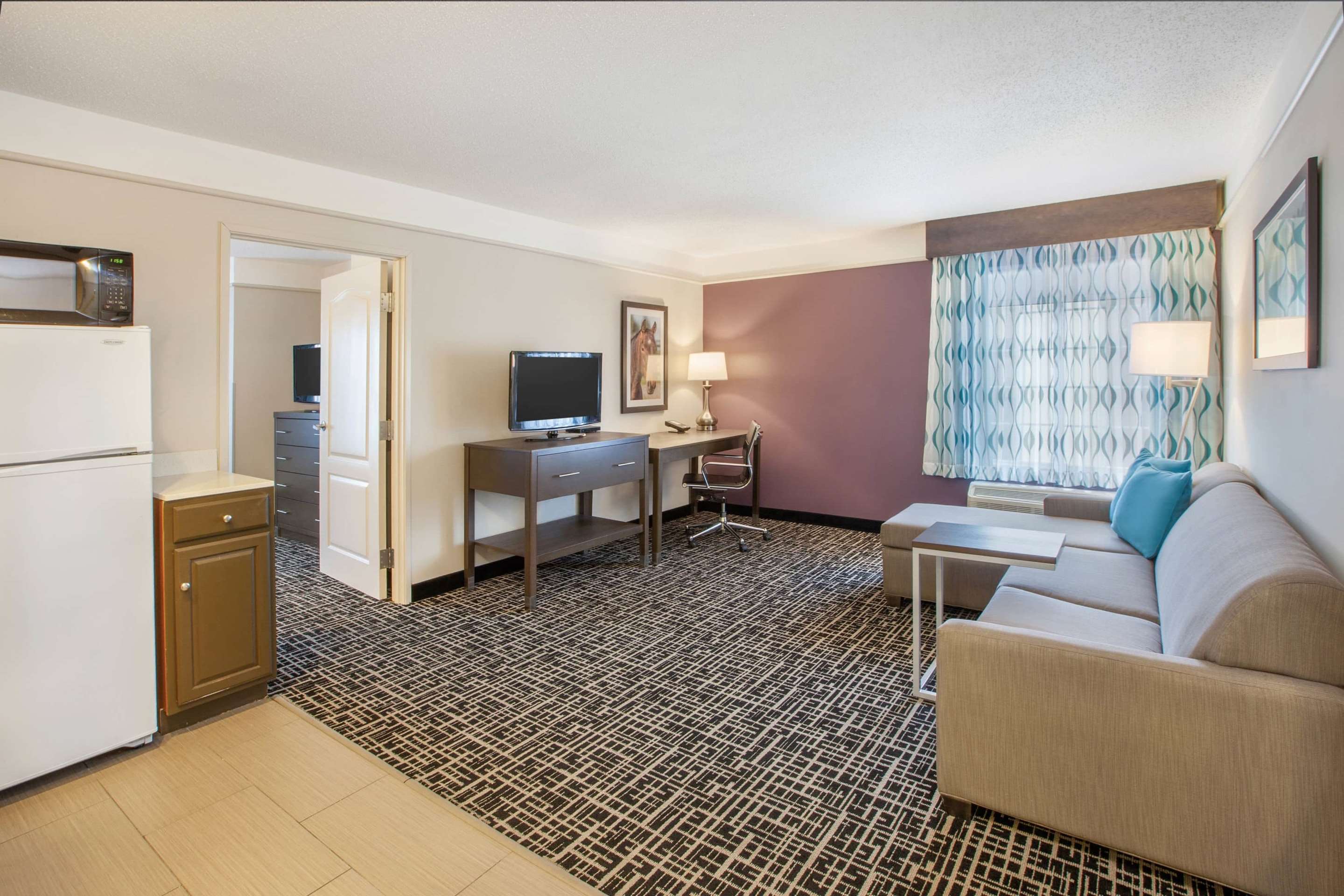 La Quinta Inn & Suites by Wyndham Cincinnati Airpt Florence - Tap to explore photos