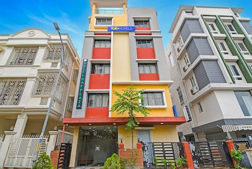 FabHotel Dak Plaza - Nr. Axis Mall
