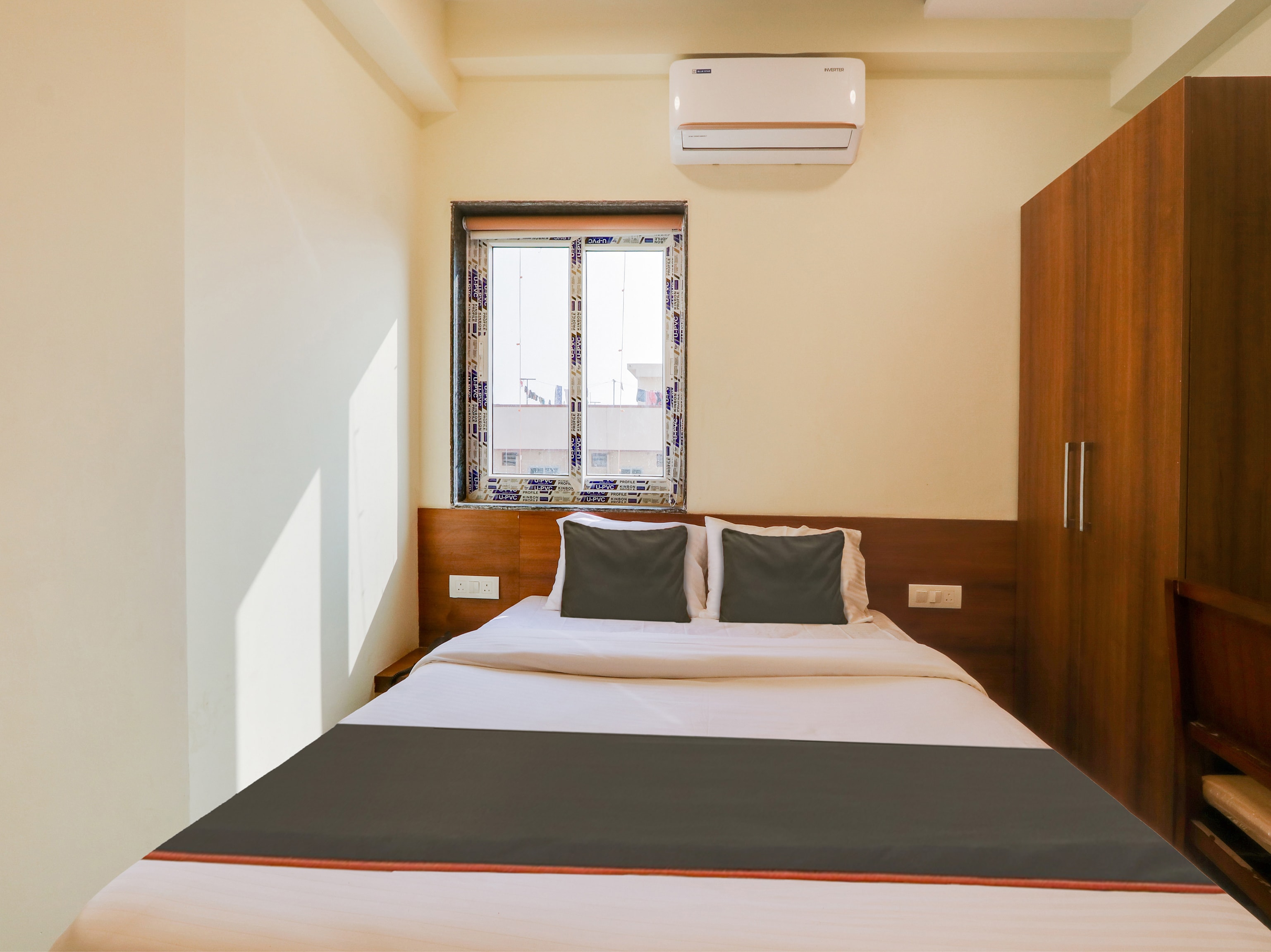 Collection O SRP LUXURY ROOMS - Tap to explore photos