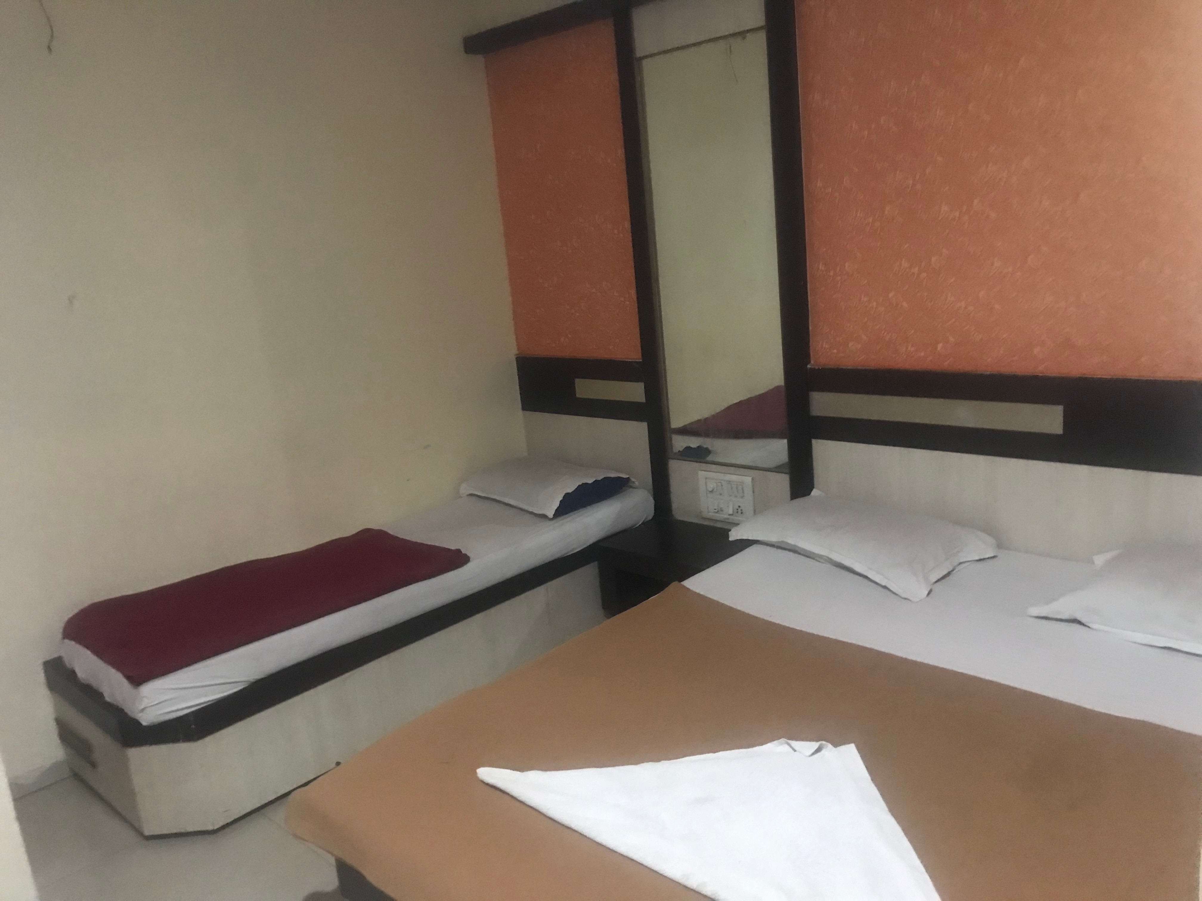 Hotel Sai Harjeevan - Tap to explore photos