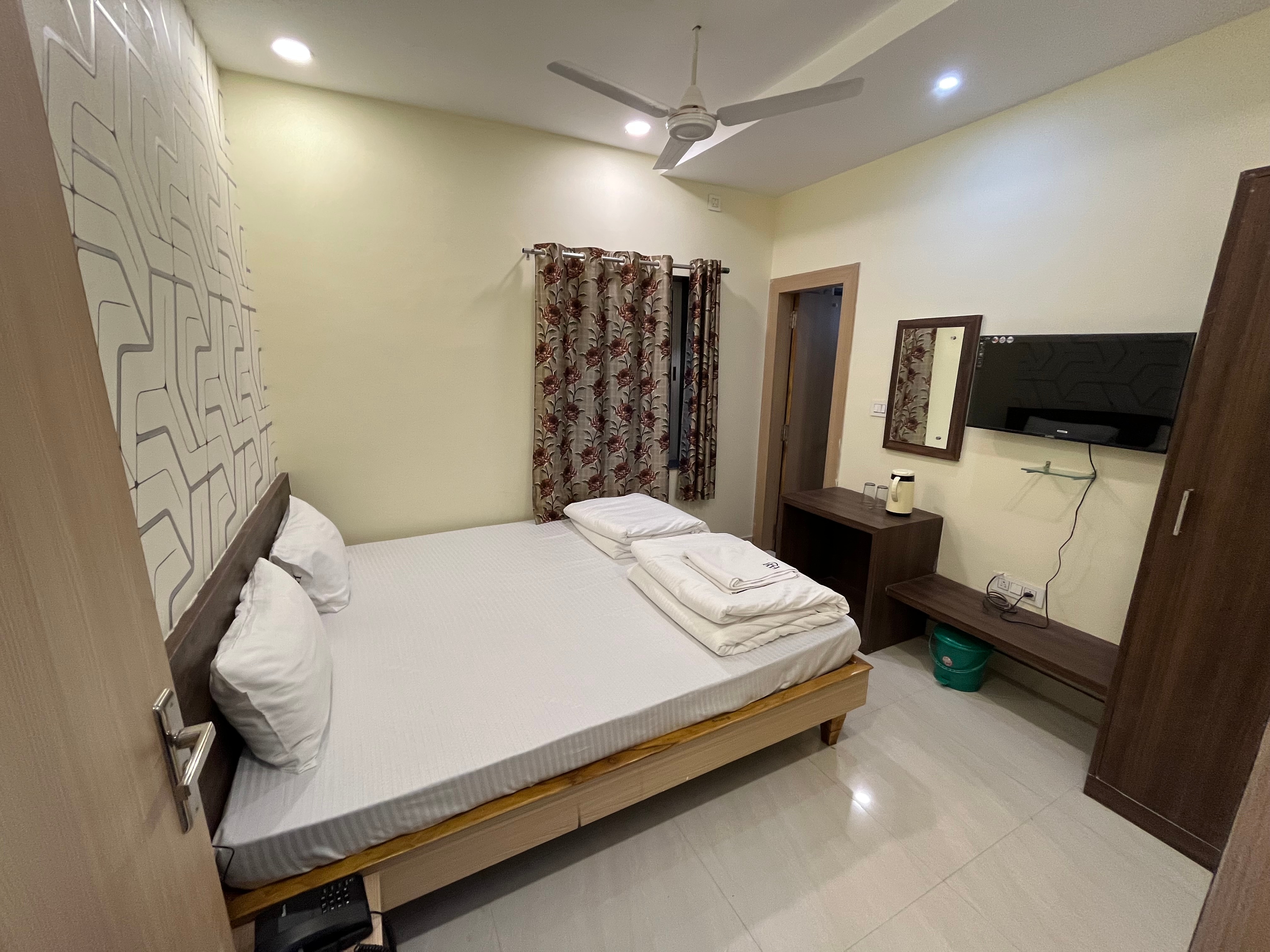 Hotel Pratap Heights - Tap to explore photos