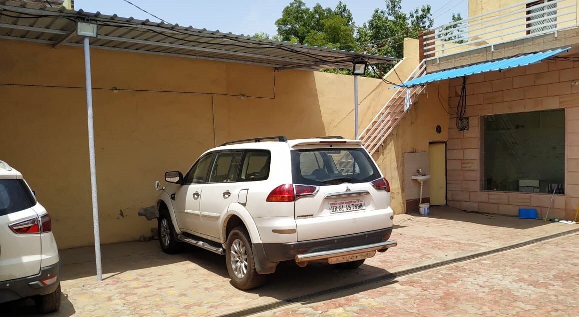 hotel singhal mansion - Tap to explore photos