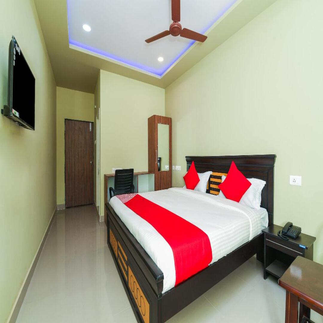 Sai Varalaxmi Lodge - Tap to explore photos