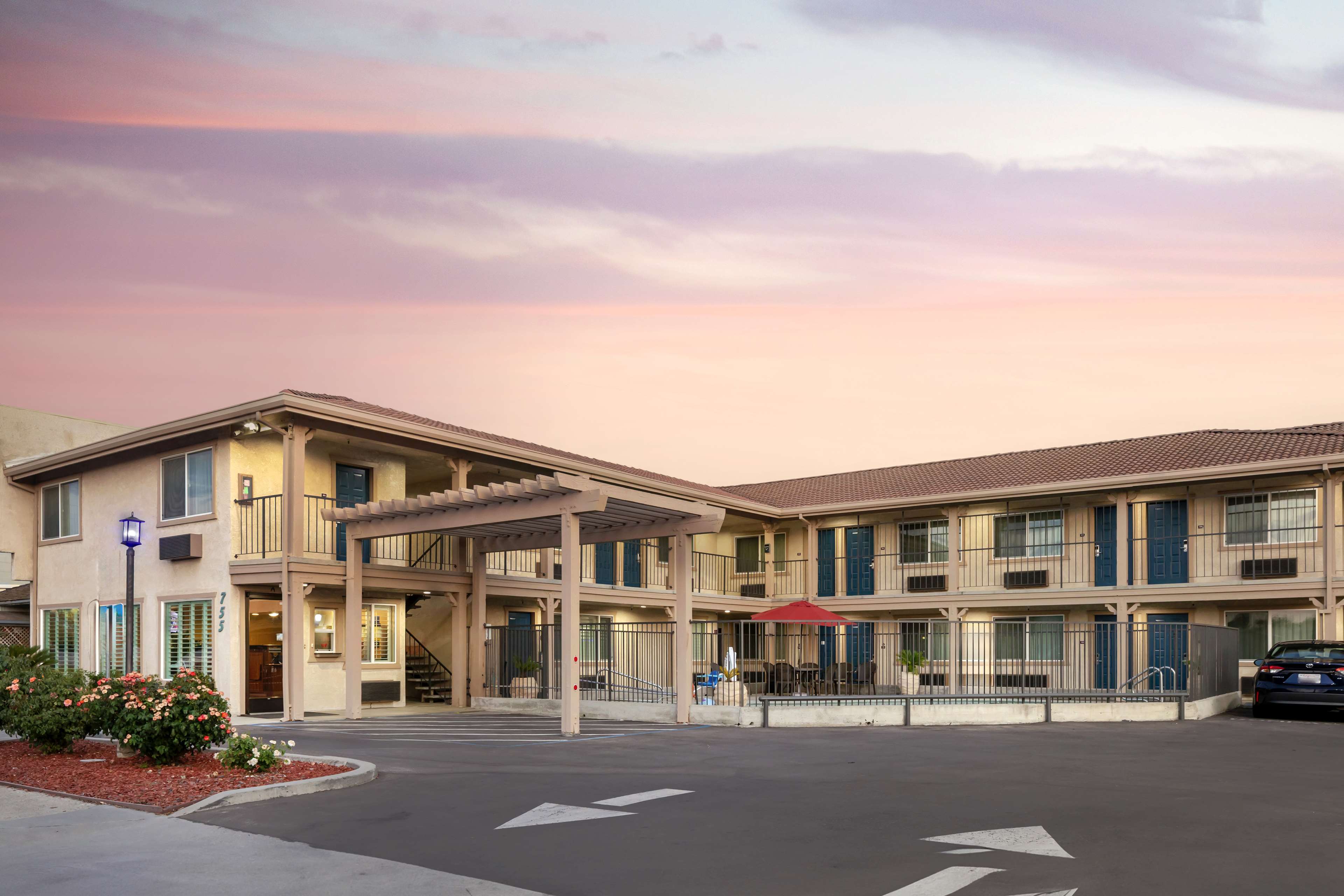 Best Western Hanford Inn - Tap to explore photos