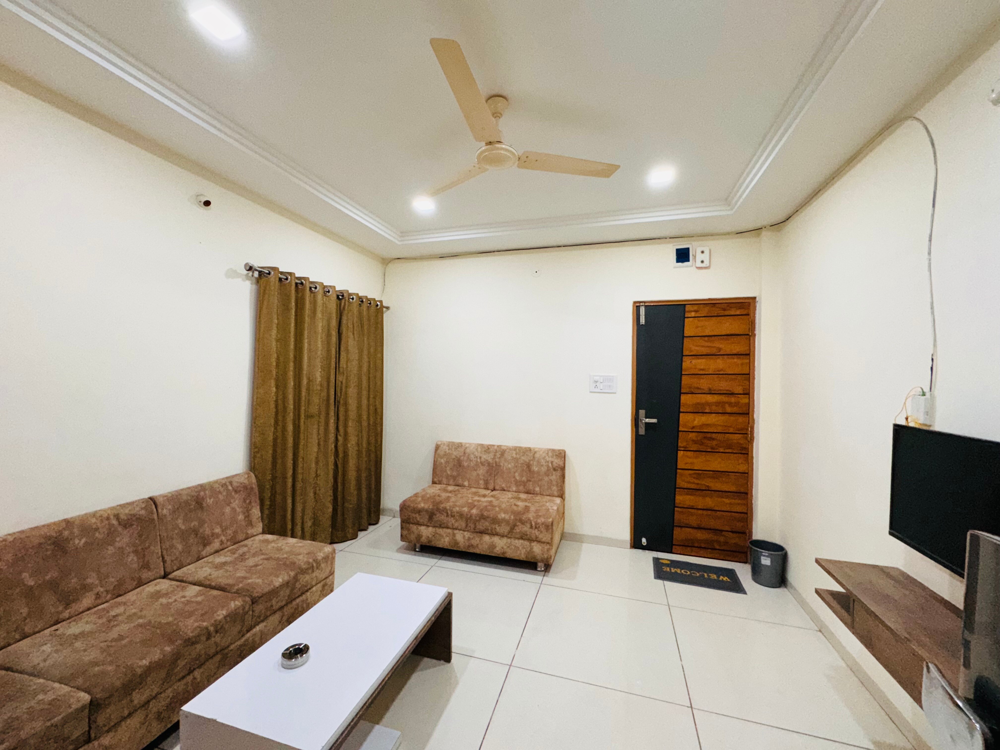 Home Escape 1BHK Apartment Near Bombay Hospital - Tap to explore photos