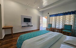 Deluxe Room 2