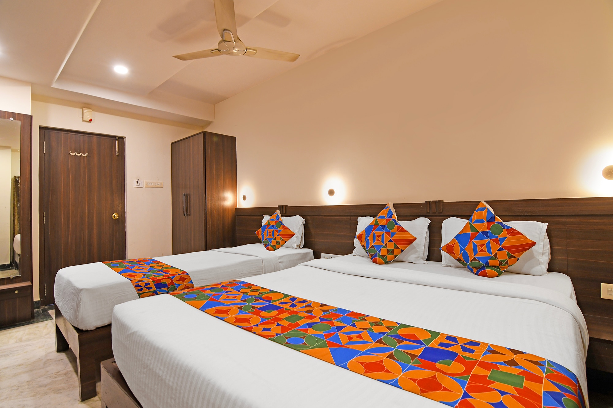 FabHotel Sonargaon - Near park street - Tap to explore photos