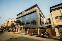 CHINTAMANI LODGING, Karad