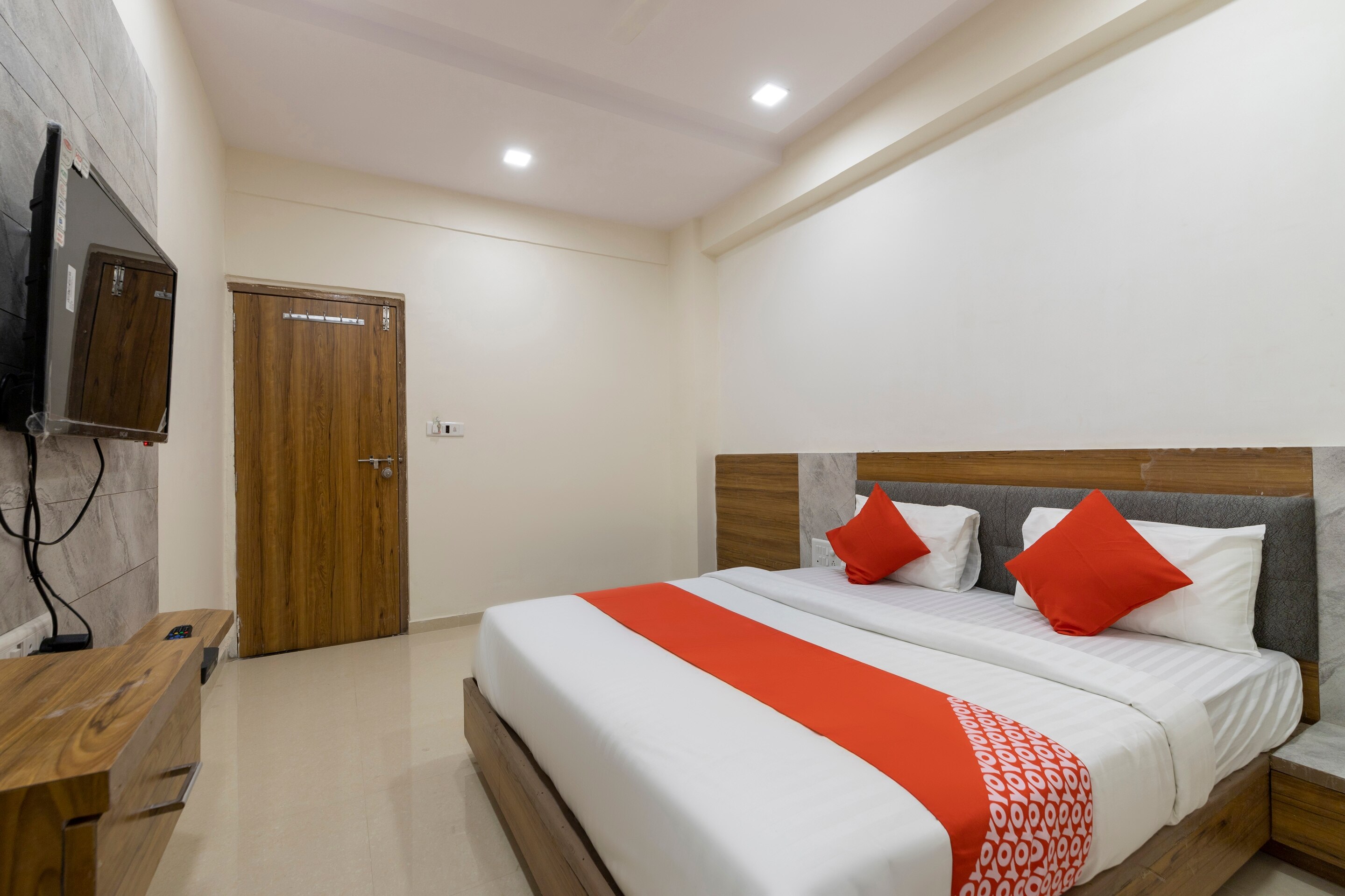 Hotel O Bhavya - Tap to explore photos