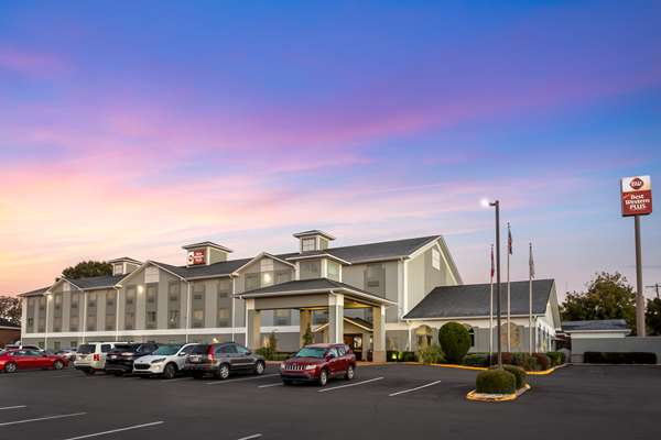 Best Western Plus Searcy Inn - Tap to explore photos