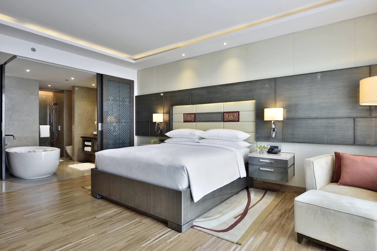 Executive Lounge Access, 1 King With Bathtub 1