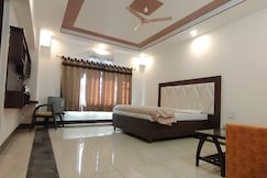 Hotel Manglam, Laksar