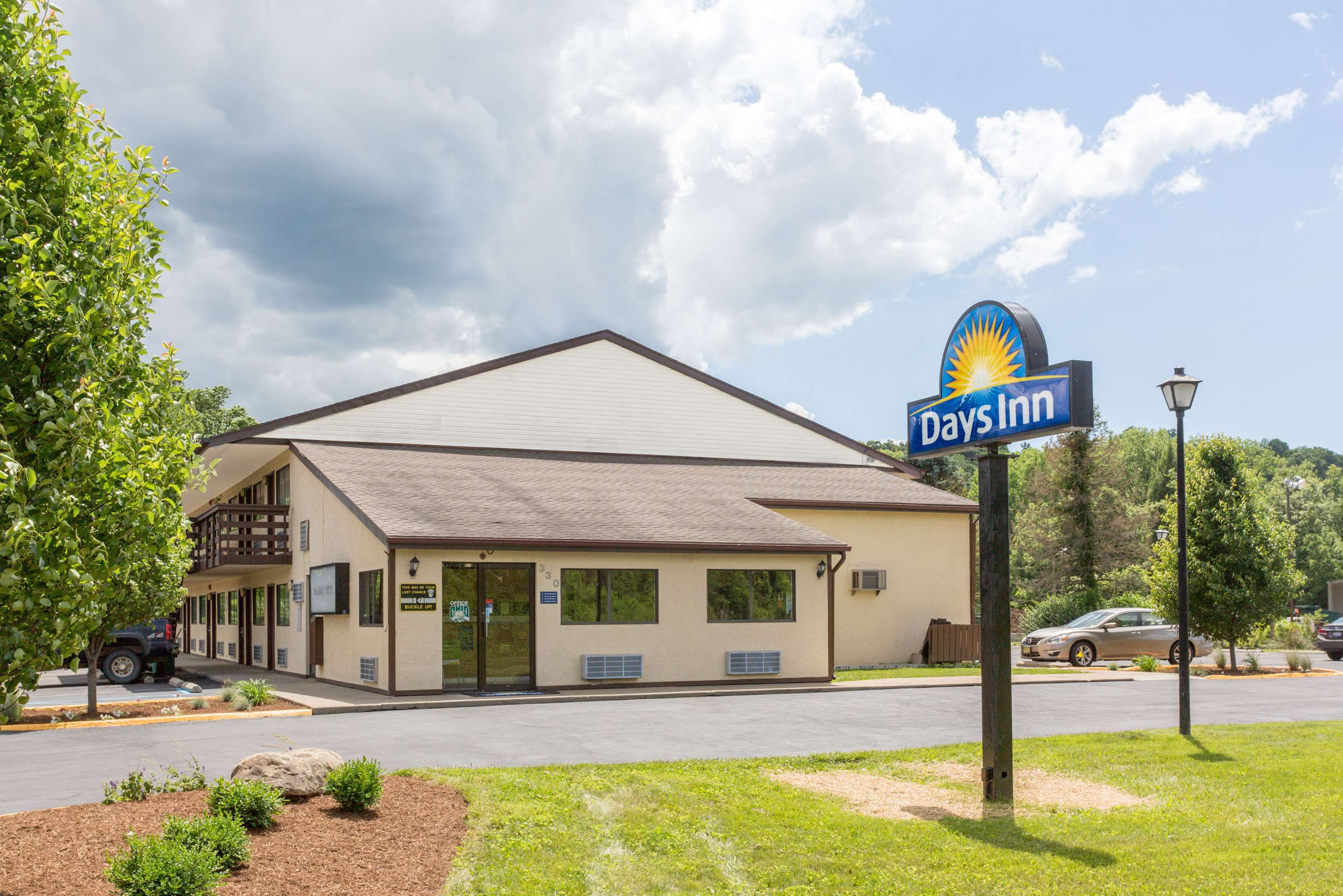Days Inn by Wyndham Athens - Tap to explore photos