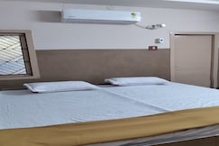 Ratna Grand Hotel, Tanuku