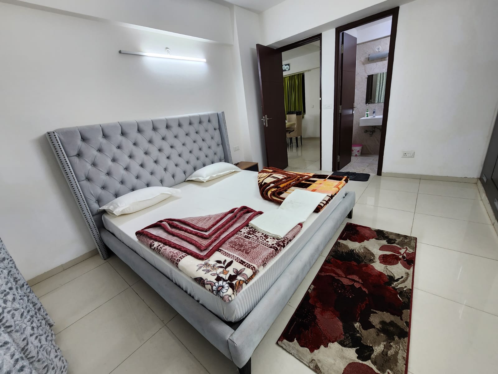 Homlee-Super Luxury 4 BHK Apartment nr Expo Mart - Tap to explore photos