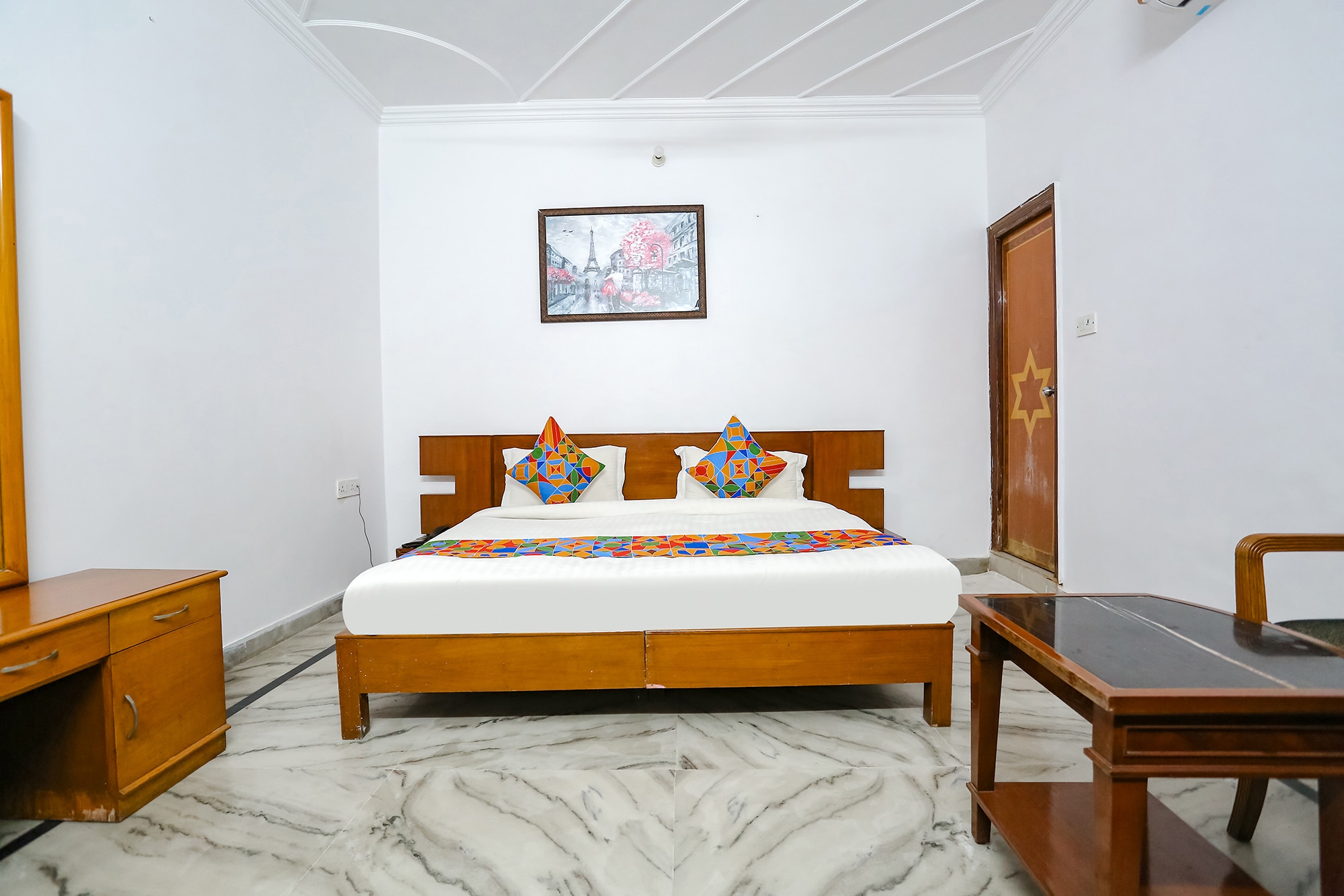 FabHotel Premium Rooms - Nr. Yashobhoomi Convention Centre - Tap to explore photos
