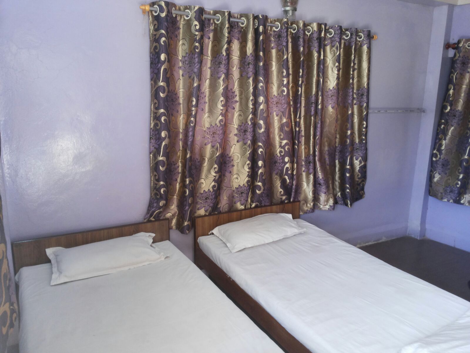 Hotel Giri - Tap to explore photos