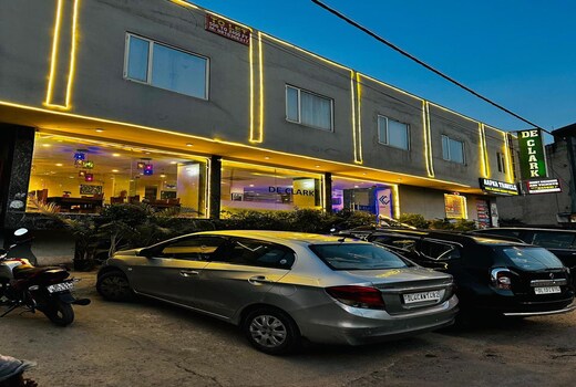 Hotel De Clark @ Delhi Airport with Free Parking
