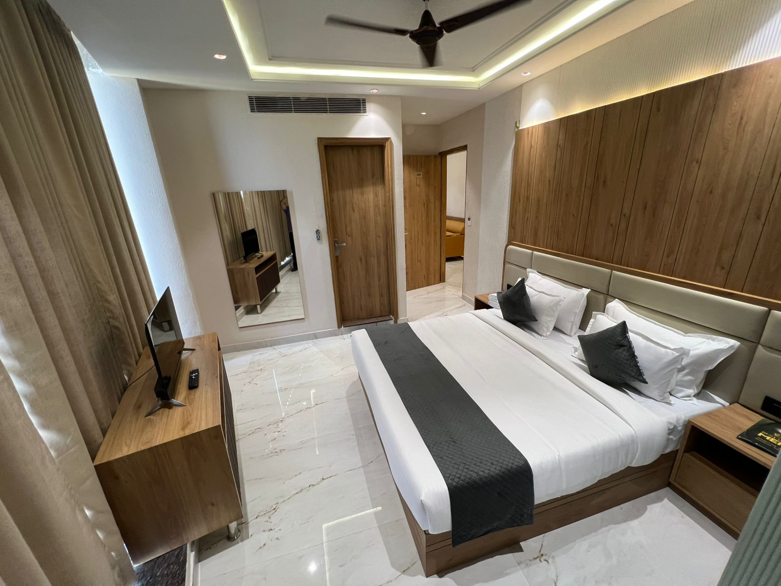CHANDRA VILAS PALACE HOTEL AND RESORT - Tap to explore photos