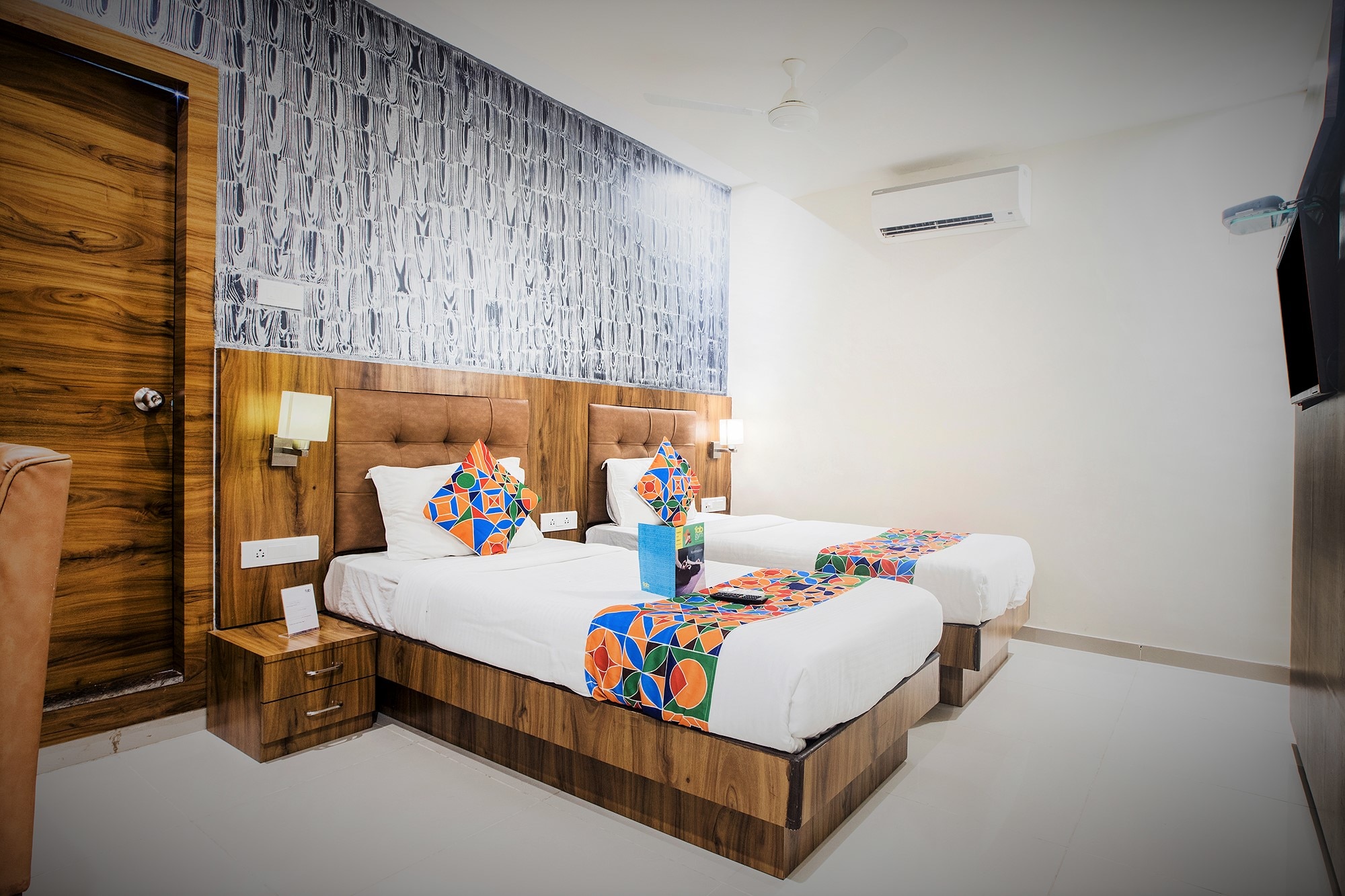 FabHotel Amour - Nr. Mumbai International Airport - Tap to explore photos