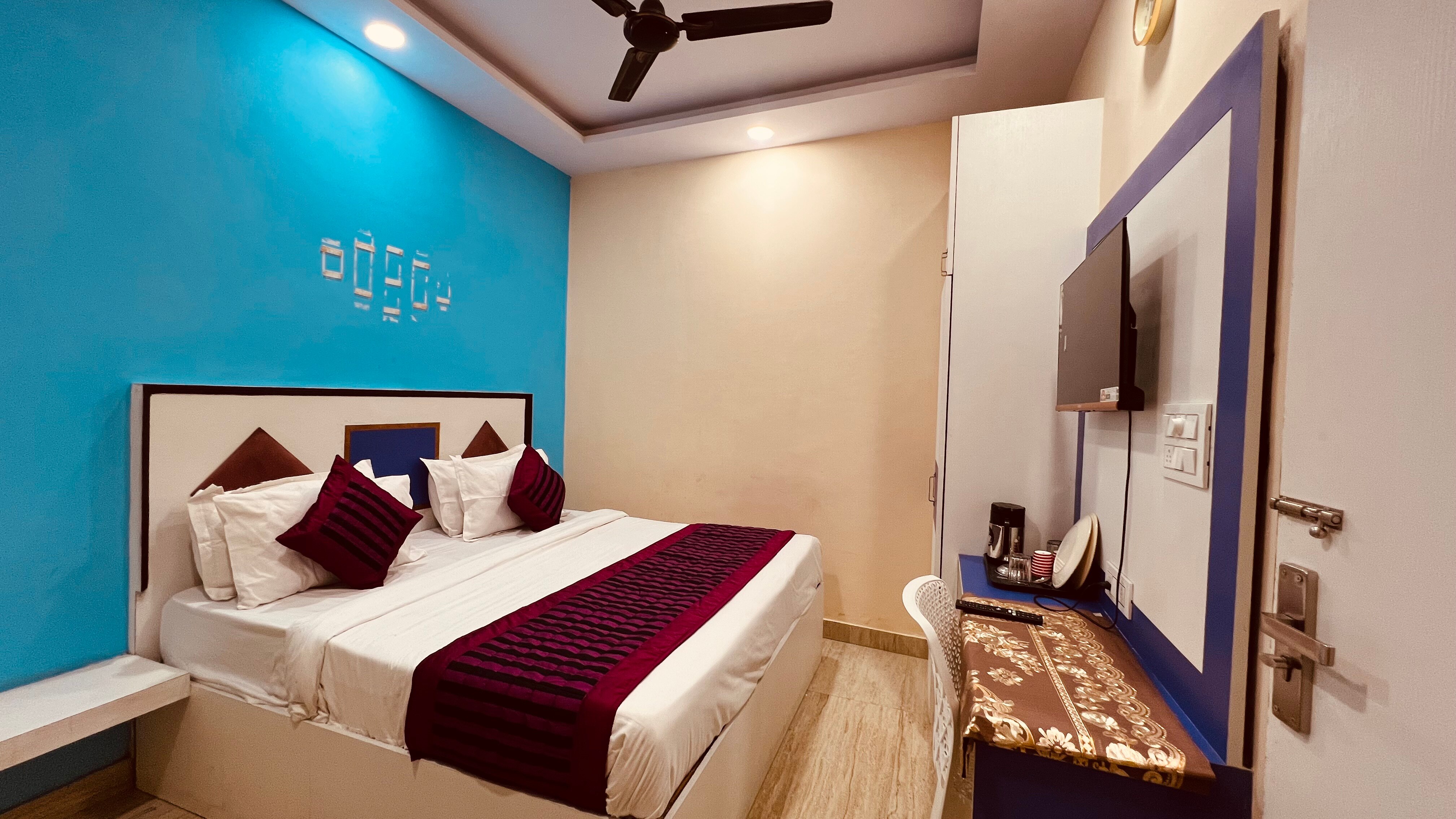 Hotel Metro View Near Adarsh Nagar Delhi Metro Station - Tap to explore photos