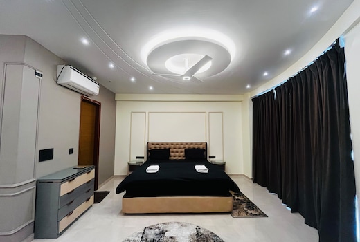 Hayaat's Stay (Suite Room) Omaxe Hazratganj