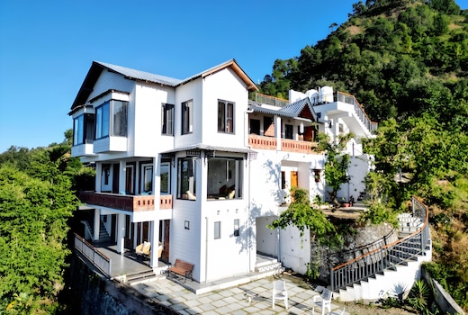 Quietude - 1BR Kitchen & Grocery in Bhimtal by Homeyhuts