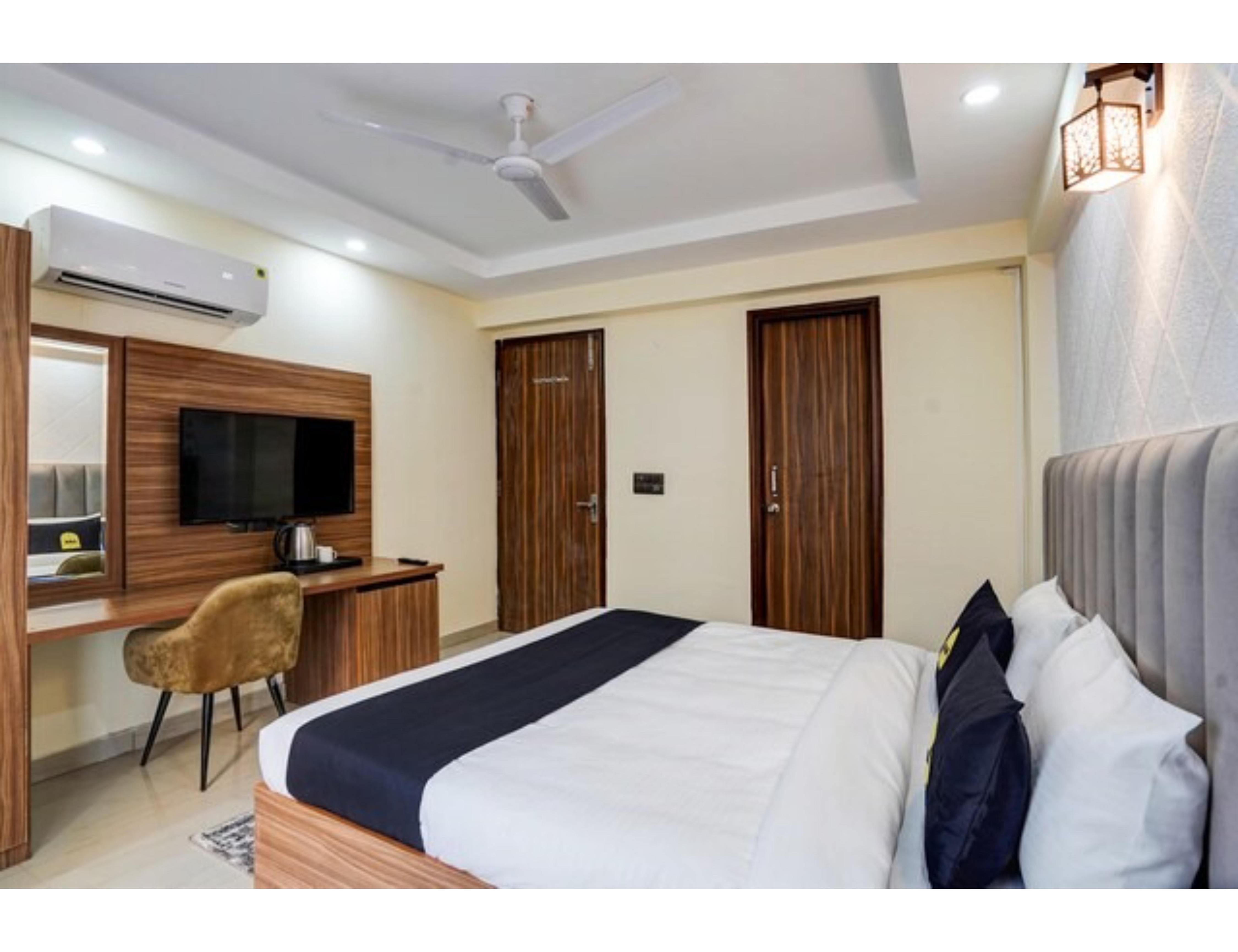 DM 1835 Premium Stay near Unitech Cyber Park & HUDA Metro with Breakfast - Tap to explore photos