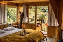 Little Wood Treehouse | Jacuzzi | Private Parking | 10 minutes walk to property, Jibhi