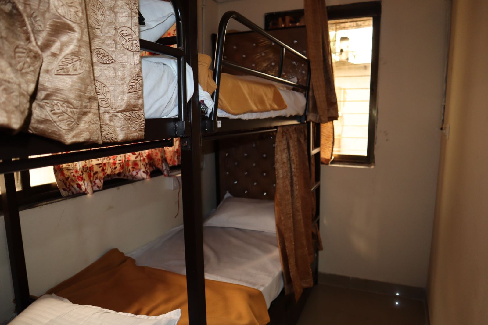 Indigo Room Sharing - Dormitory - Tap to explore photos