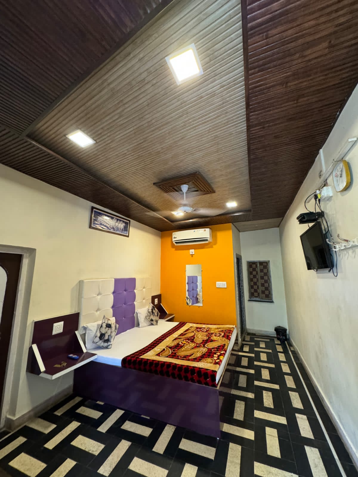 Hotel New Sun N Rock ( 1km from Nakki Lake ) - Tap to explore photos