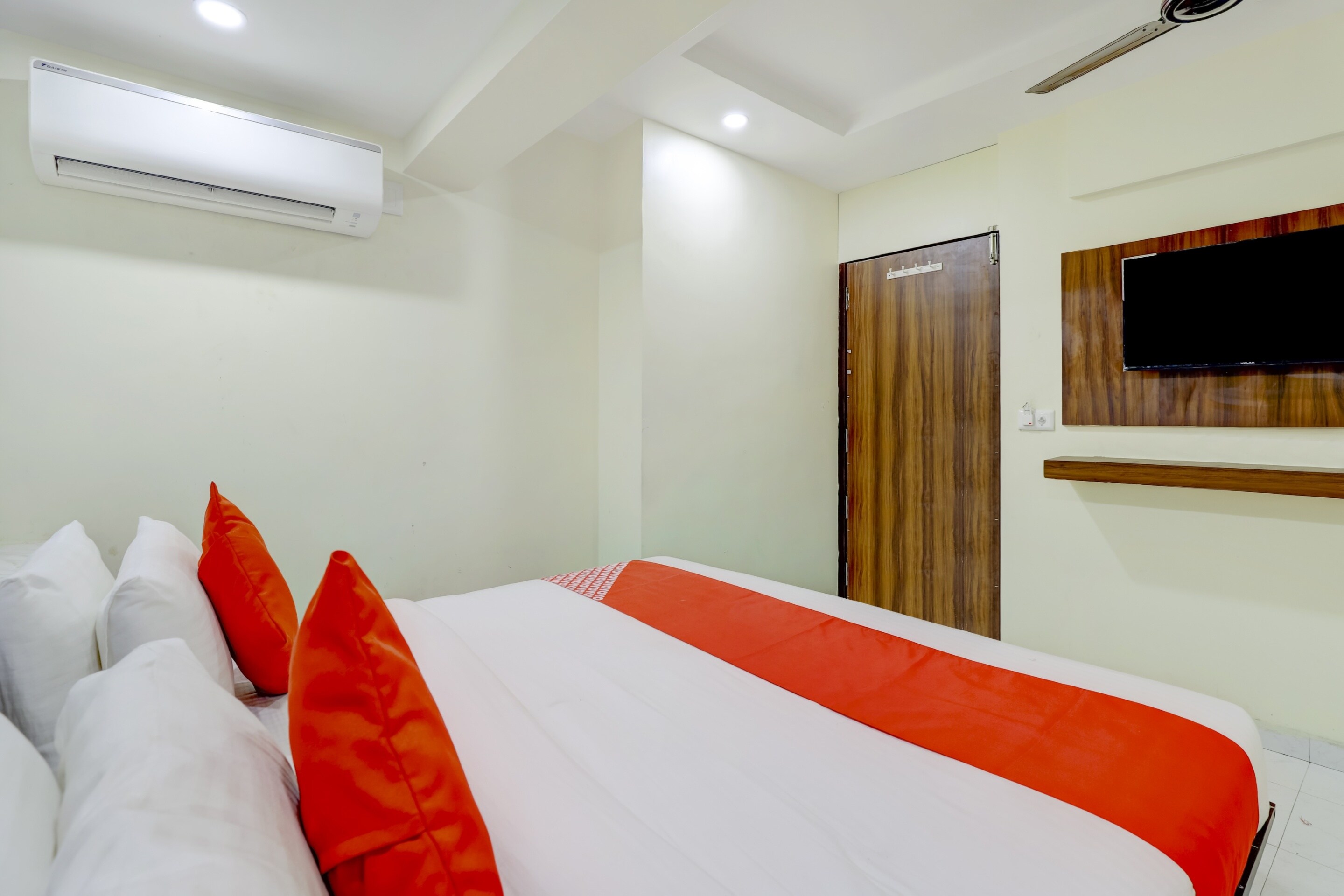 Hotel O Savera - Tap to explore photos