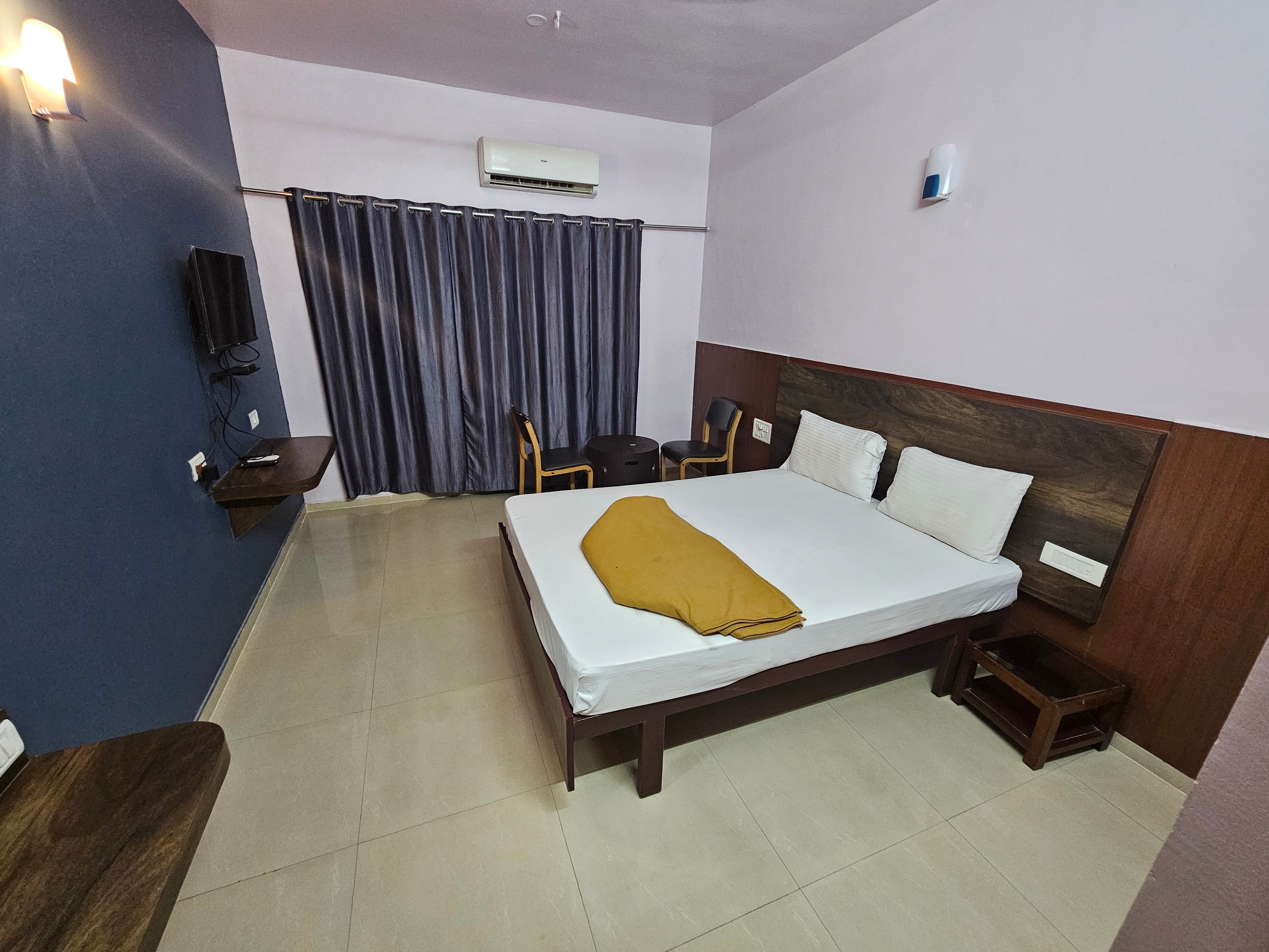 Hotel Century Executive - Tap to explore photos