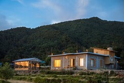 The Winter Courtyard by AVVAs Stays, Bir Billing