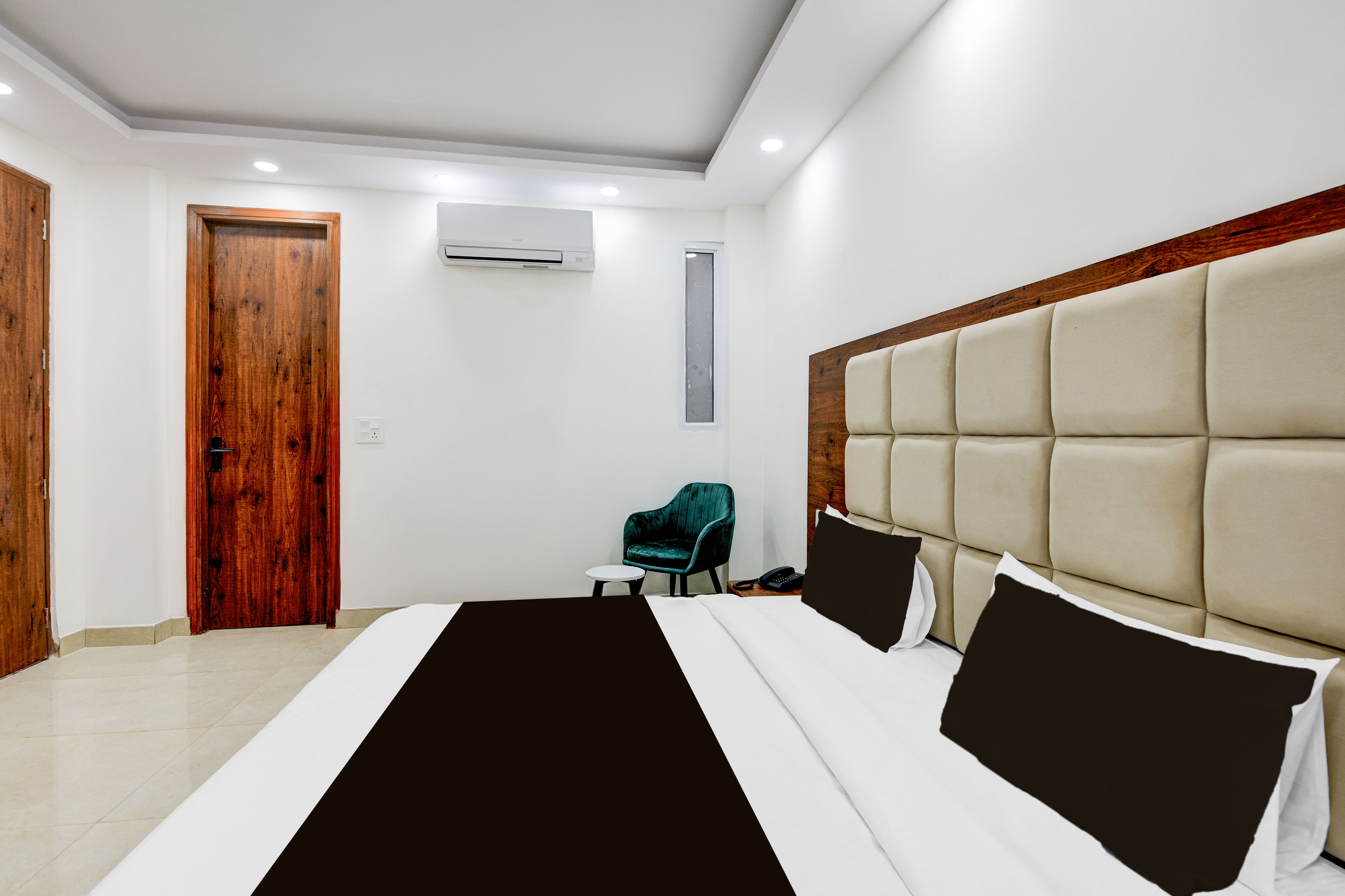 Super Collection O Hotel Evergreen - Tap to explore photos
